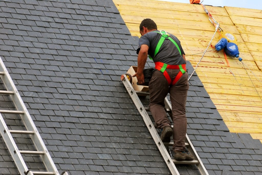 Advantages of hiring affordable services of commercial roofing contractors at this time